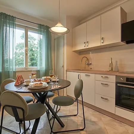 Bigeste - Free Parking - 2 Minute Walk To The - Superfast Wifi Apartment